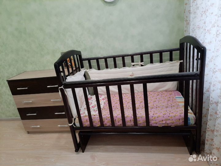Детская кроватка-маятник + комод
