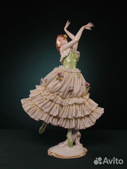Кружевная фарфоровая статуэтка 