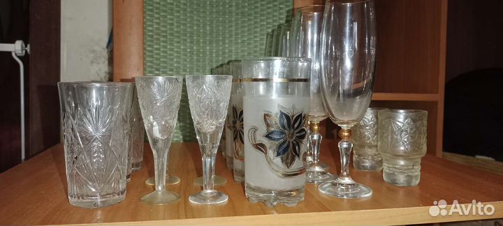 Коллекция различных рюмок и фужеров