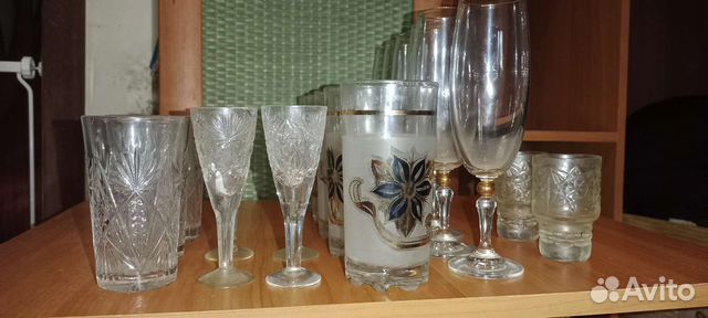 Коллекция различных рюмок и фужеров