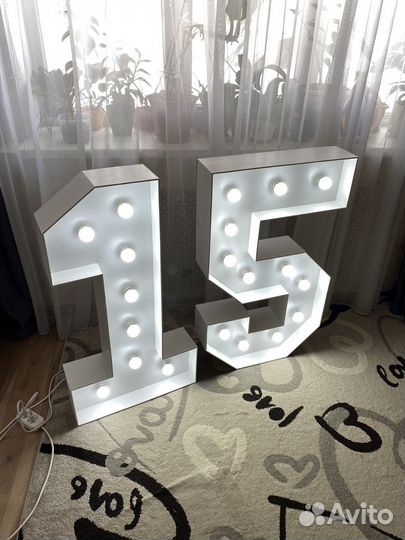 Цифра 1, 5 и 0 с лампочками к фотозоне