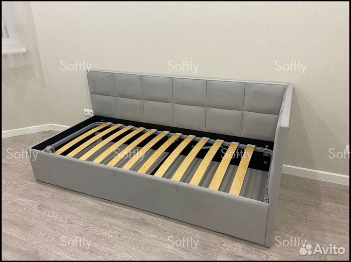 Детская кровать с мягкой спинкой