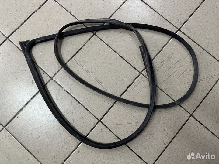 Уплотнитель передней правой двери Suzuki SX4 2010