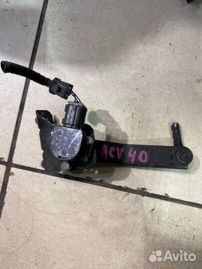 Датчик высоты дорожного просвета Toyota Camry