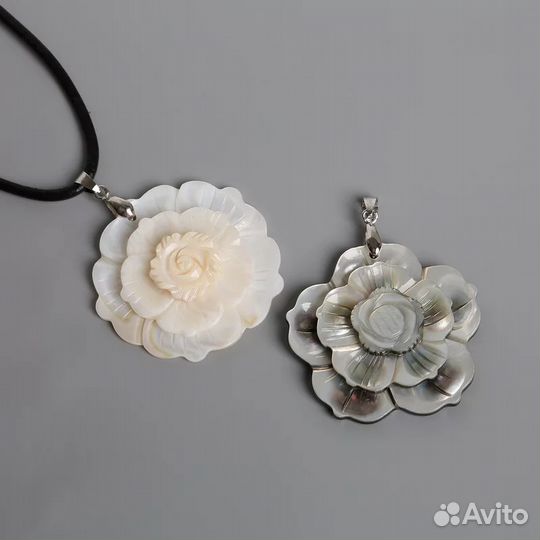 Кулон из перламутра