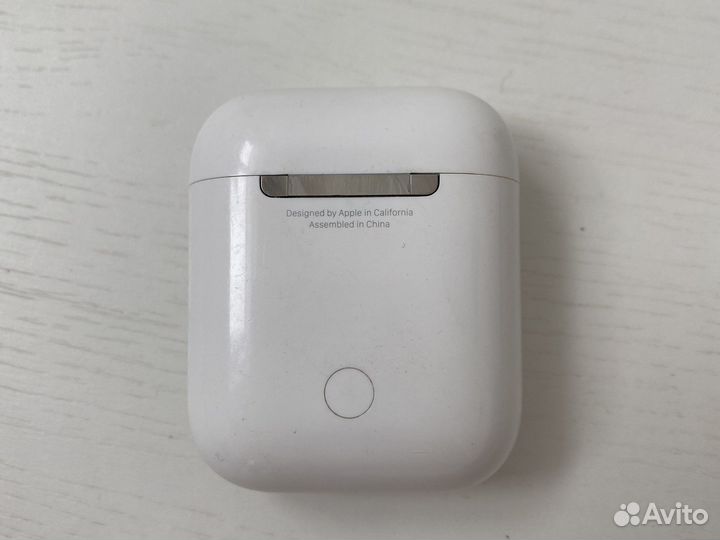 Зарядный футляр от Apple AirPods