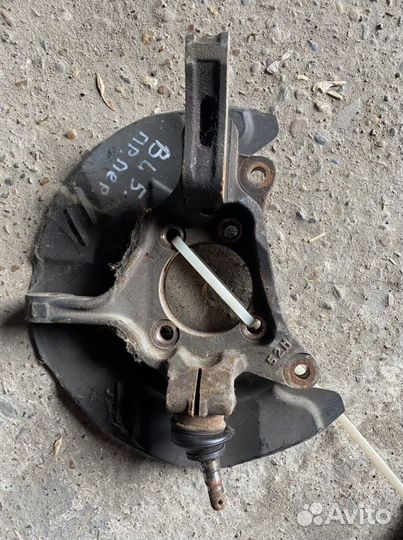 Передний правый кулак Subaru Legacy BL5