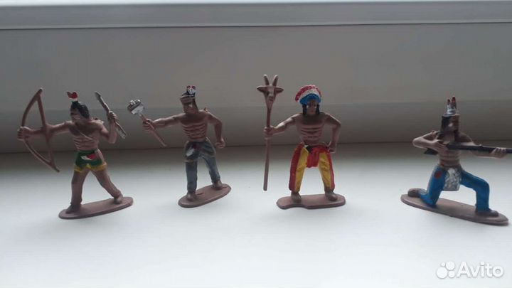 Модели индейцев и рыцарь
