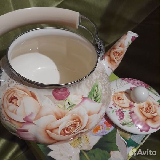 Красивый новый эмалрованный чайник 2.5л в упаковке