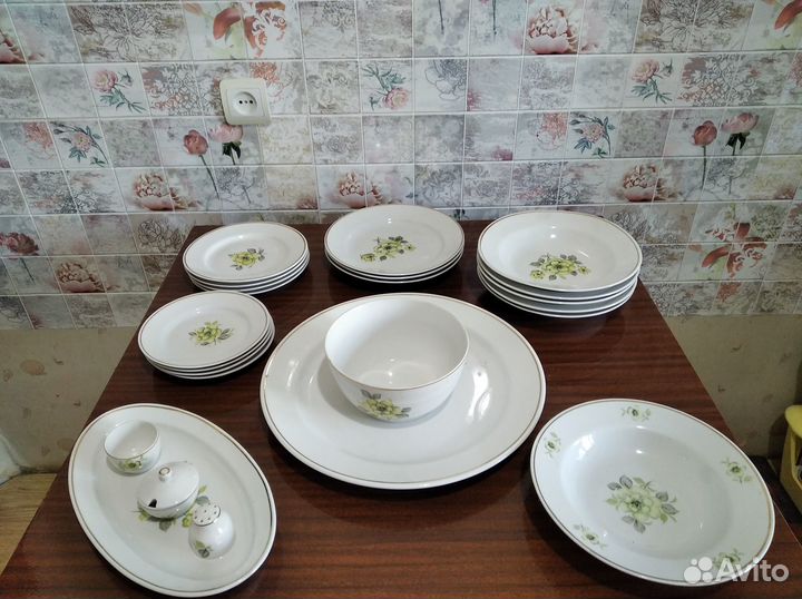 Столовый сервиз, неполный