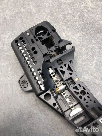 Механизм ручки передний правый Renault Kaptur