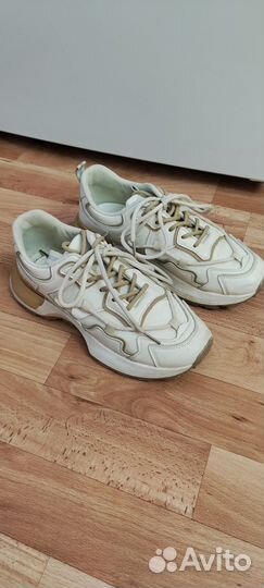 Кроссовки женские