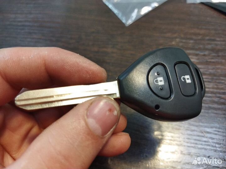 Ключ тойота 2 кнопки вдоль лезвие TOY47