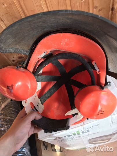 Каска с наушниками и сеткой