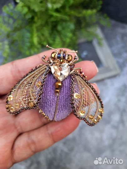 Брошь ручной работы из бисера