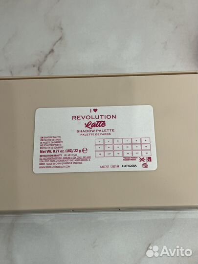 Revolution Палетка теней для век Tasty Latte
