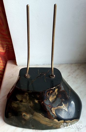 Крупный аммонит на подставке