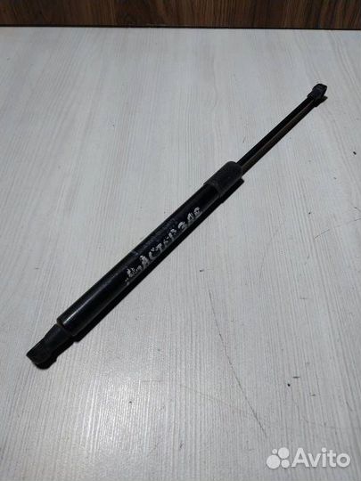 Амортизатор багажника Nissan Terrano