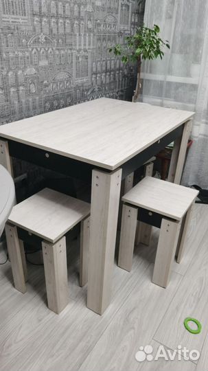 Стол и 2 табуретки