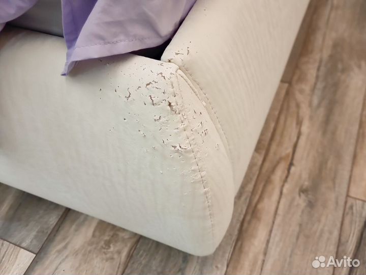 Кровать и шкаф