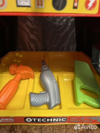 Набор инстументов на верстаке детский