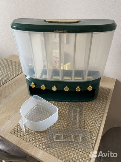 Диспенсер с дозатором