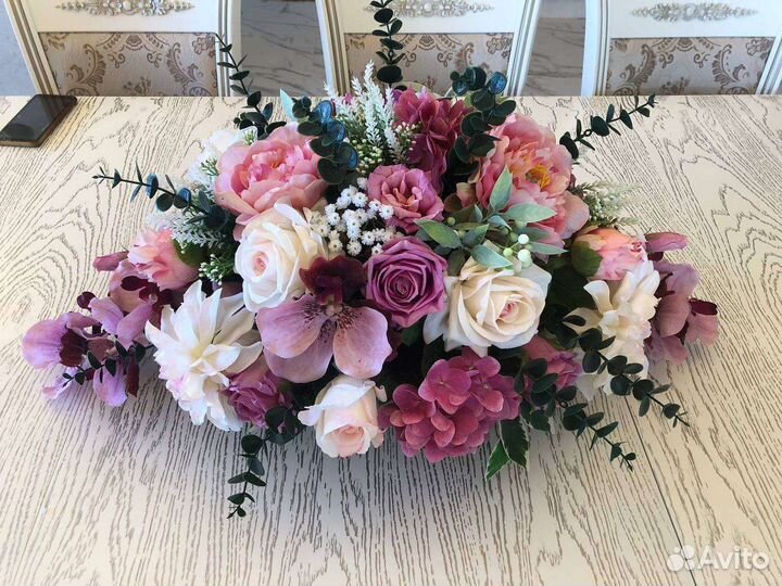 Интерьерная композиция из искусственных цветов