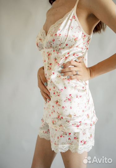 Пижама женская шелковая 48 размер молочная с розоч
