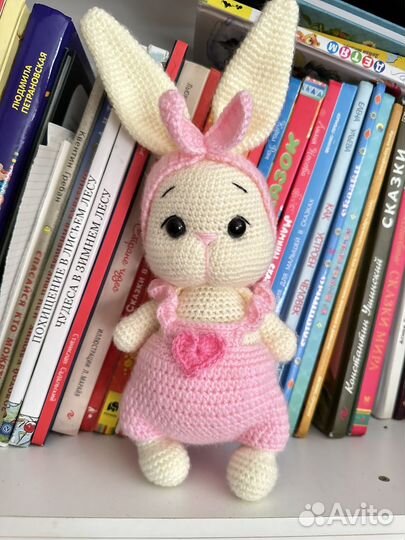 Вязаная игрушка заяц
