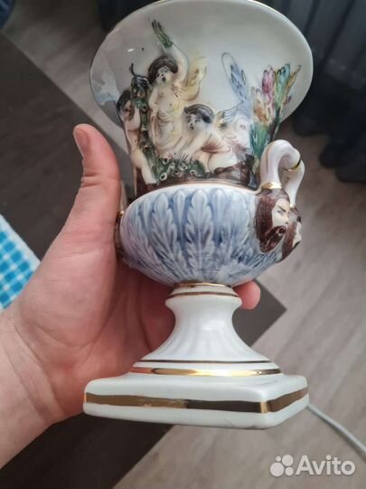 Старинная фарфоровая ваза-кубок