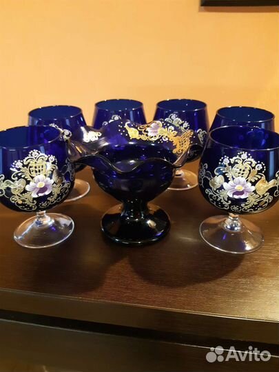 Бокалы для вина и конфетница