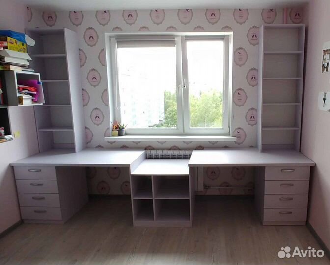 Письменный стол, рабочая зона у окна