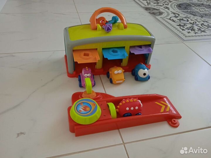 Гараж с машинками и аттракцион