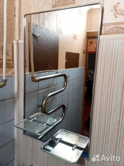 Продаю зеркало с двумя полками