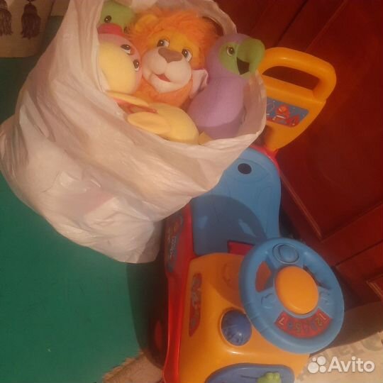 Машинка Каталка и пакет мягких игрушек