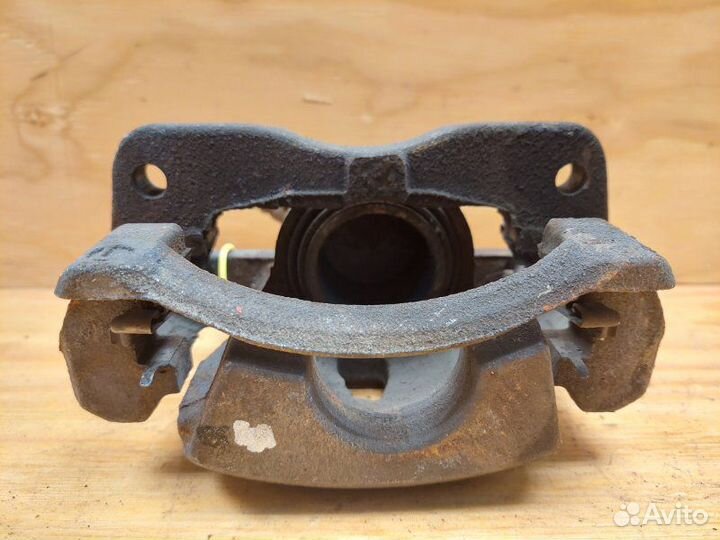 Суппорт передний левый Toyota Vitz SCP90 2szfe