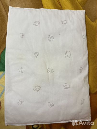 Одеяло, подушка, белье и мобиль для младенца