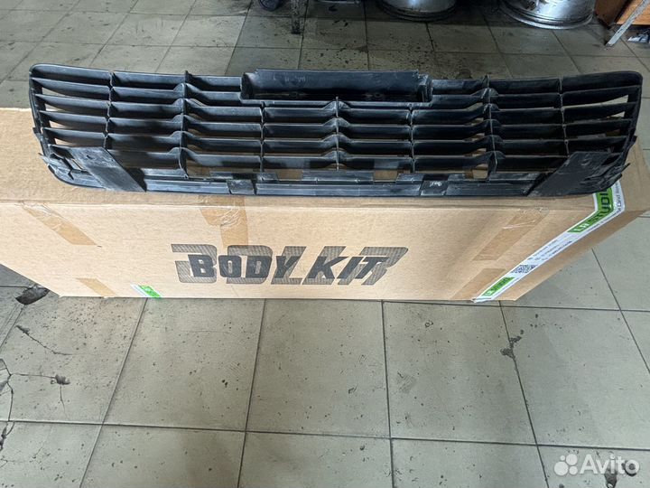 Решетка в бампер центральная Toyota Hilux 8