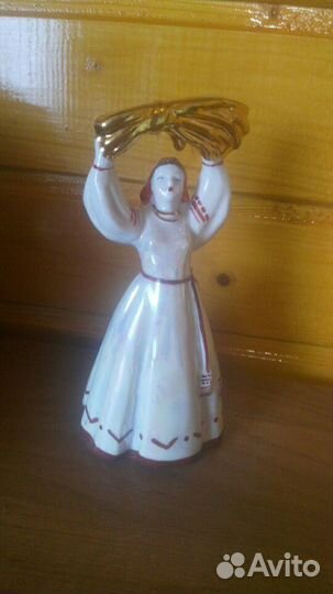 Фарфоровая статуэтка 