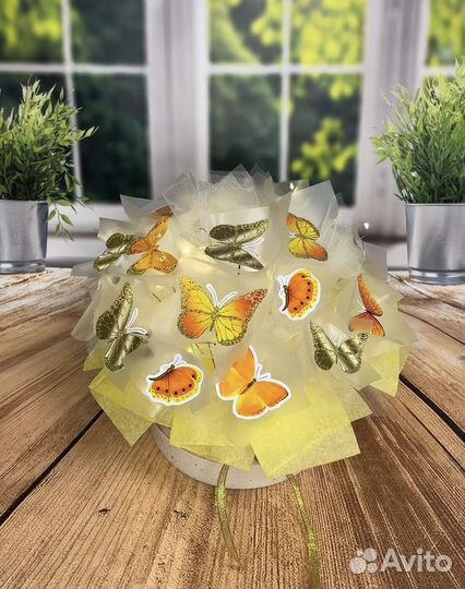 Букет из бабочек в круглой коробке