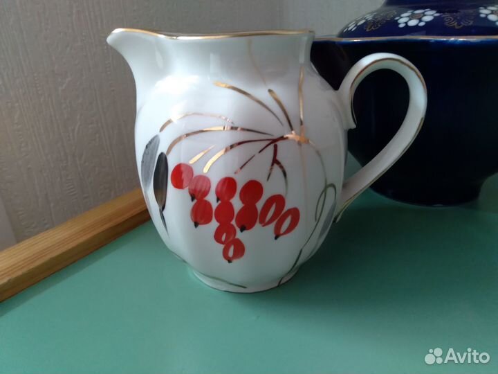 Чайник, молочник, сырная доска