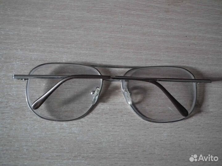Очки с диоптриями -2 в металлической оправе