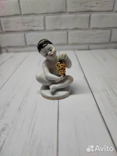 Фарфор Мальчик С Виноградом лфз