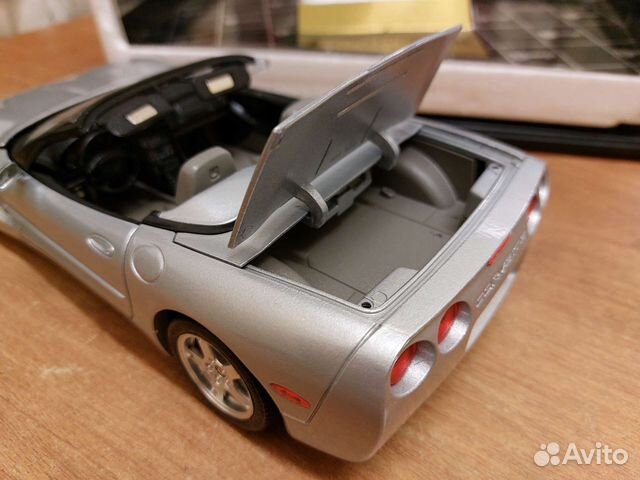 Коллекционная модель Chevrolet Corvette 1:18