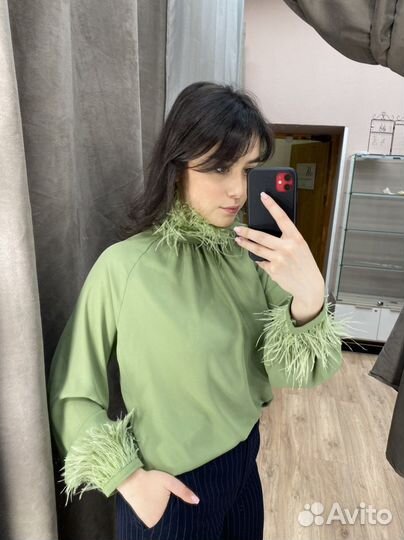 Блузка с перьями