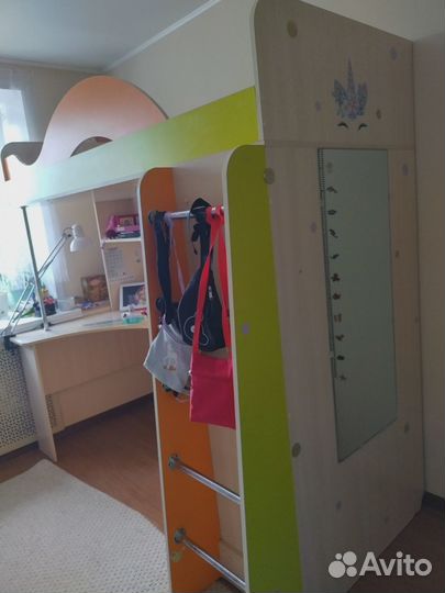 Детская кровать чердак со столом и шкафом