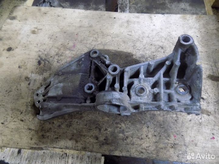 Кронштейн генератора Fluence 2010