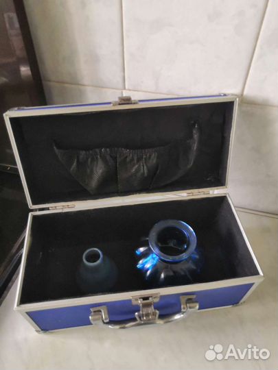 Ваза с чемоданом для хранения