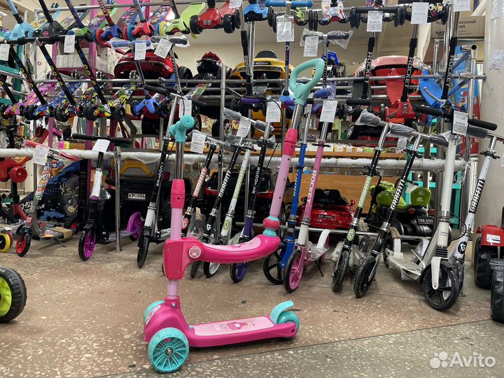 Самокат трехколесный беговел с ручкой толкателем