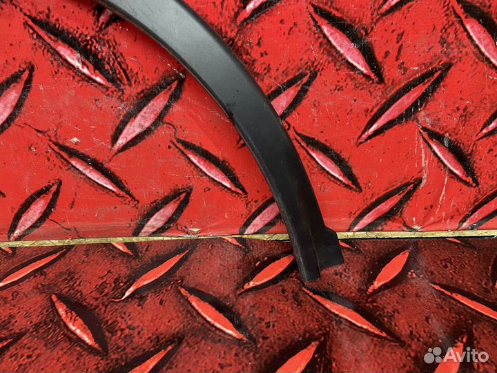 Молдинг заднего правого крыла Land-Rover Discovery